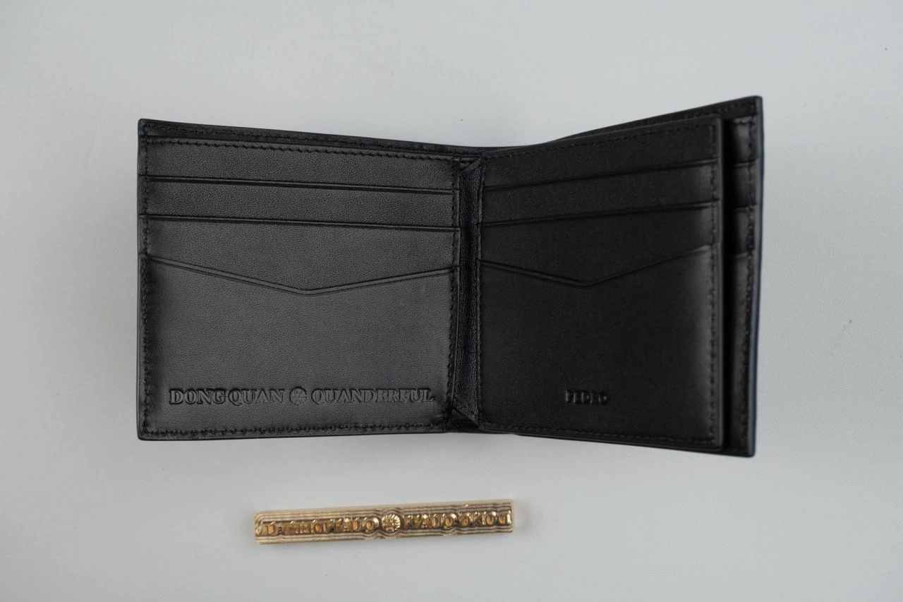 Toàn cảnh ví da Pedro dập chìm tên riêng DONG QUAN QUANDERFUL kèm khuôn đồng tại KOI Leather