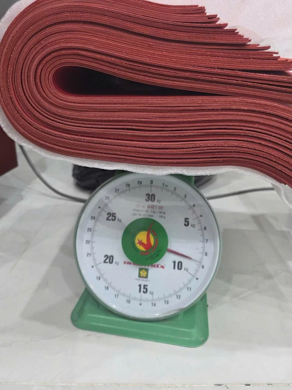 Cân định lượng kiện da tấm bằng cân cơ khí Nhơn Hòa 30kg tại Kit Leather