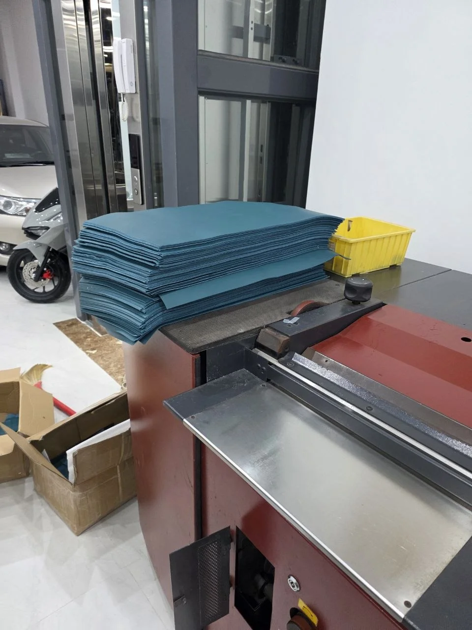 Toàn cảnh máy lạng dao vòng công nghiệp tại Kit Leather