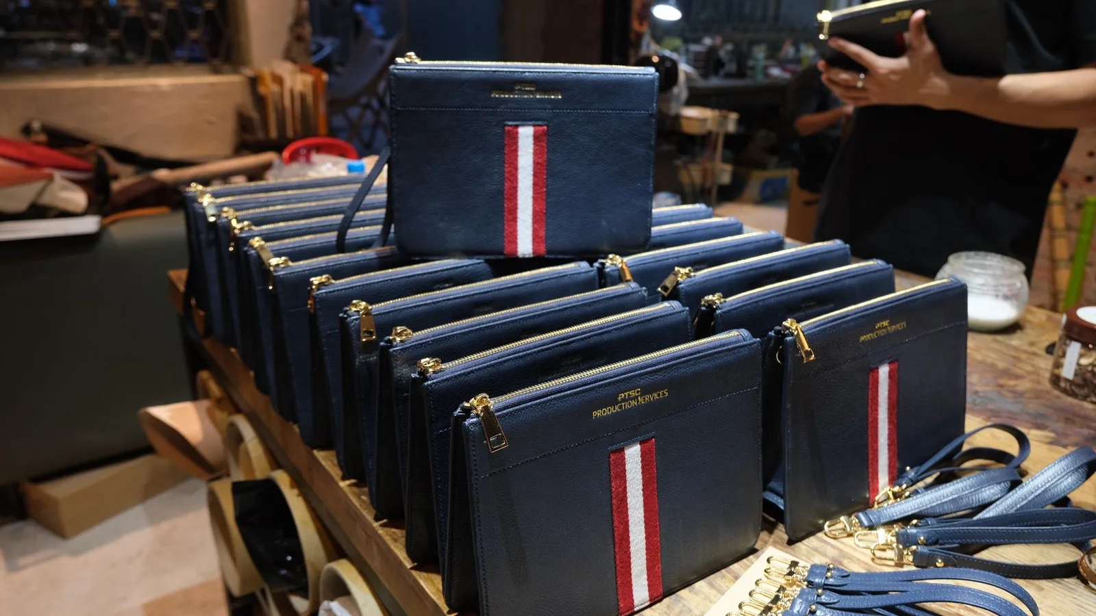 qua tang doanh nghiep koi leather
