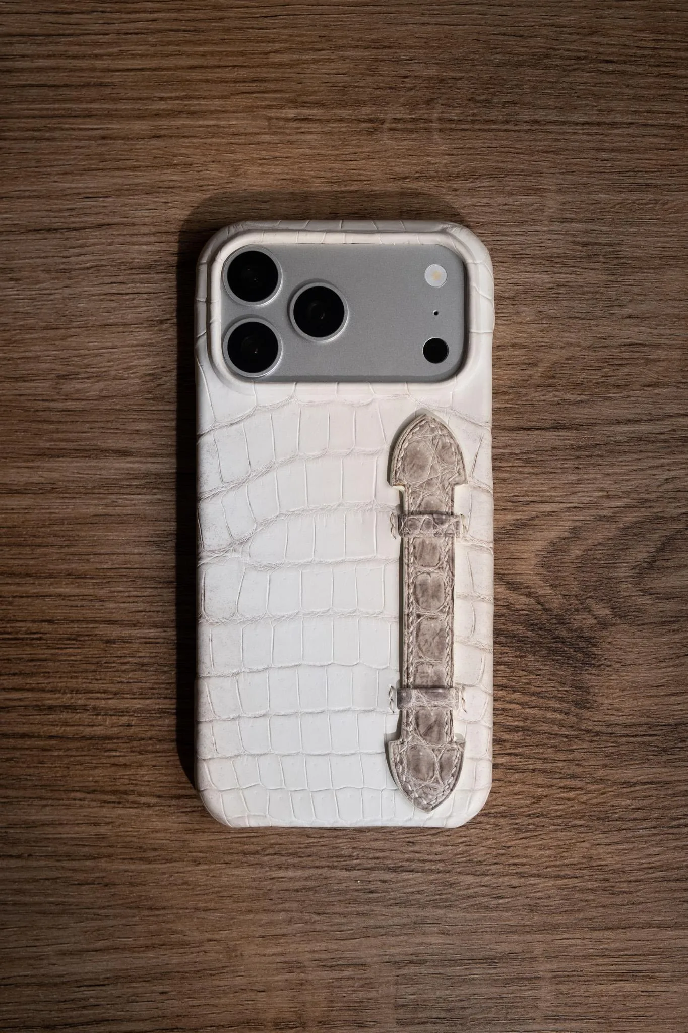 Ốp Lưng iPhone Da Cá Sấu Himalaya Trắng Kem - Có Quai Cầm