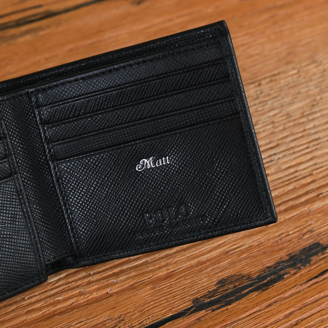 Dập tên riêng Matt nhũ bạc lên chiếc ví Polo Ralph Lauren của khách hàng