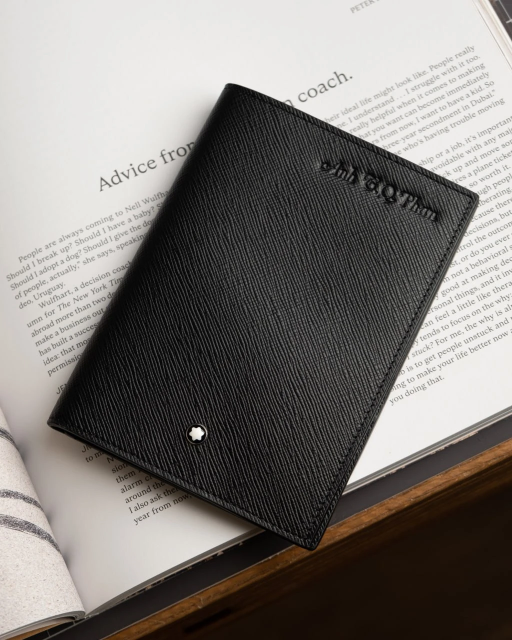Dập tên riêng lên ví passport cover Montblanc của khách hàng