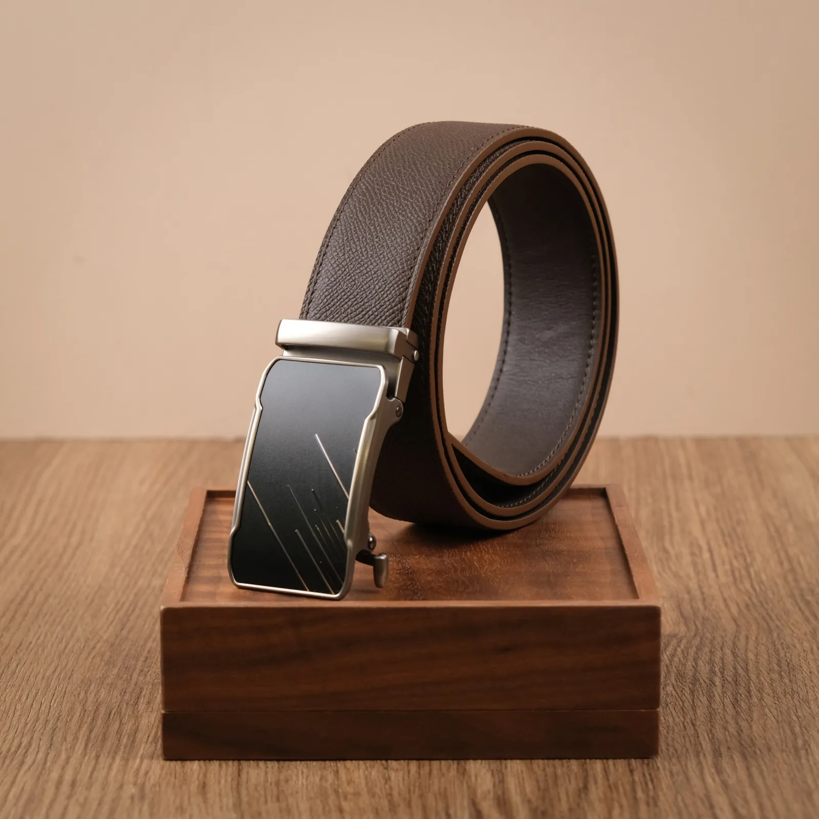 Ảnh Studio Dây lưng nam da Epsom màu nâu đậm khóa tự động - Koi Leather