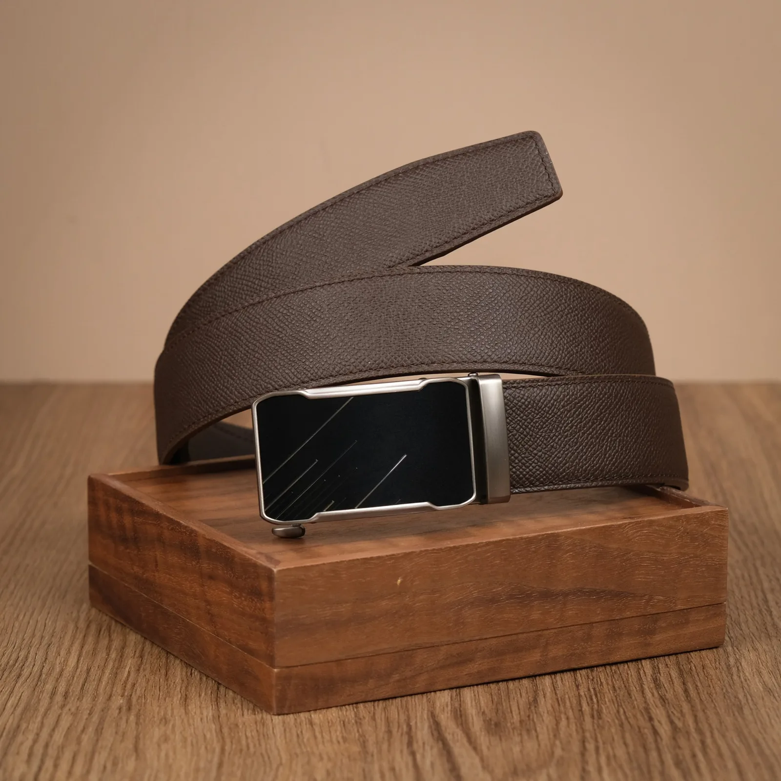 Ảnh Studio Dây lưng nam da Epsom màu nâu đậm khóa tự động - Koi Leather
