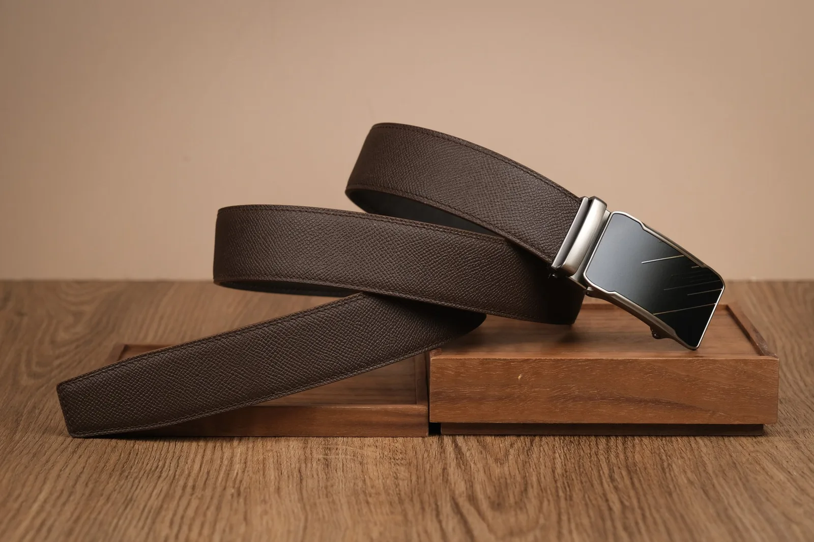 Ảnh Studio Dây lưng nam da Epsom màu nâu đậm khóa tự động - Koi Leather