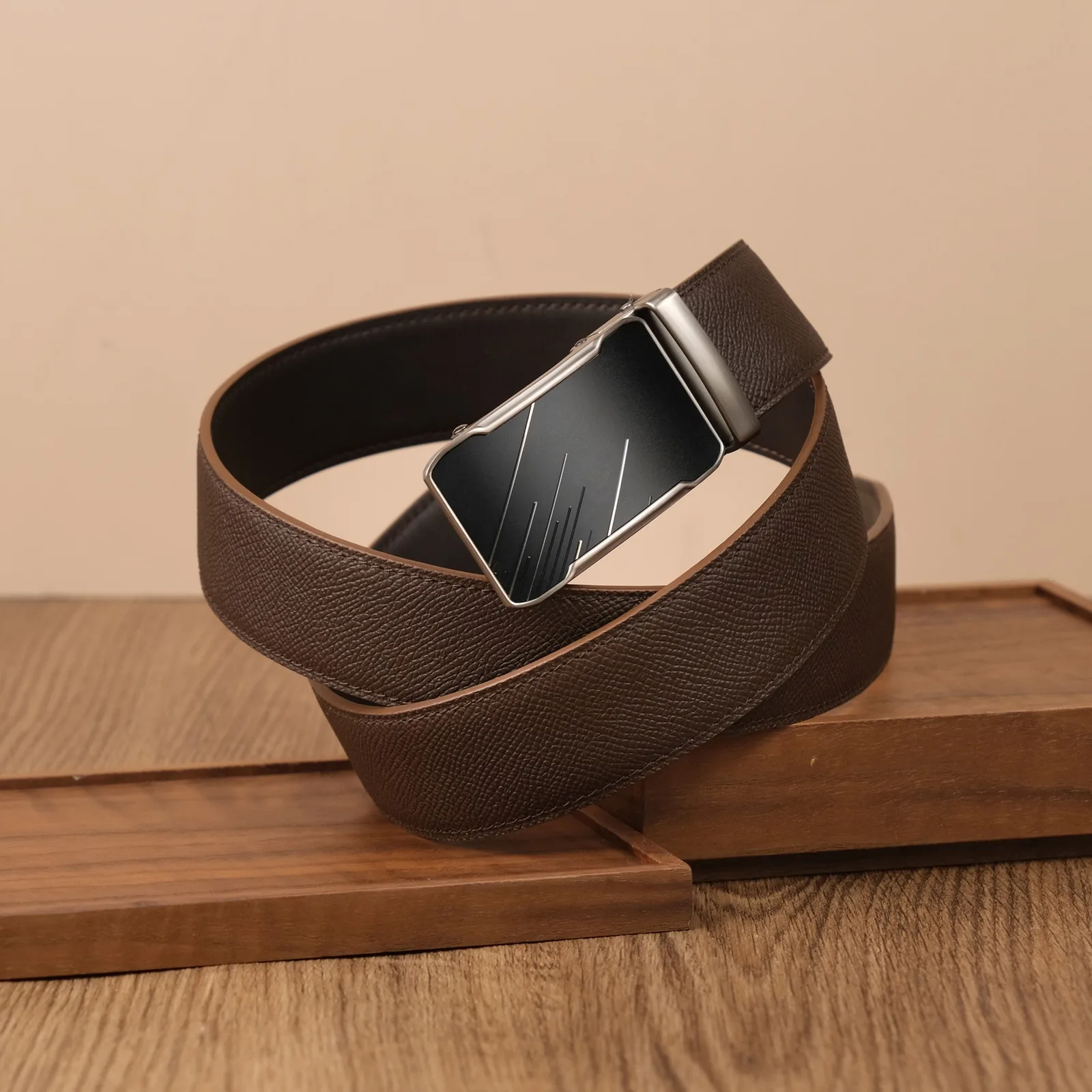 Ảnh Studio Dây lưng nam da Epsom màu nâu đậm khóa tự động - Koi Leather