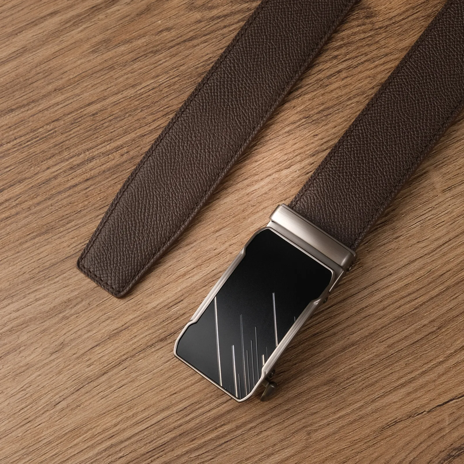Ảnh Studio Dây lưng nam da Epsom màu nâu đậm khóa tự động - Koi Leather