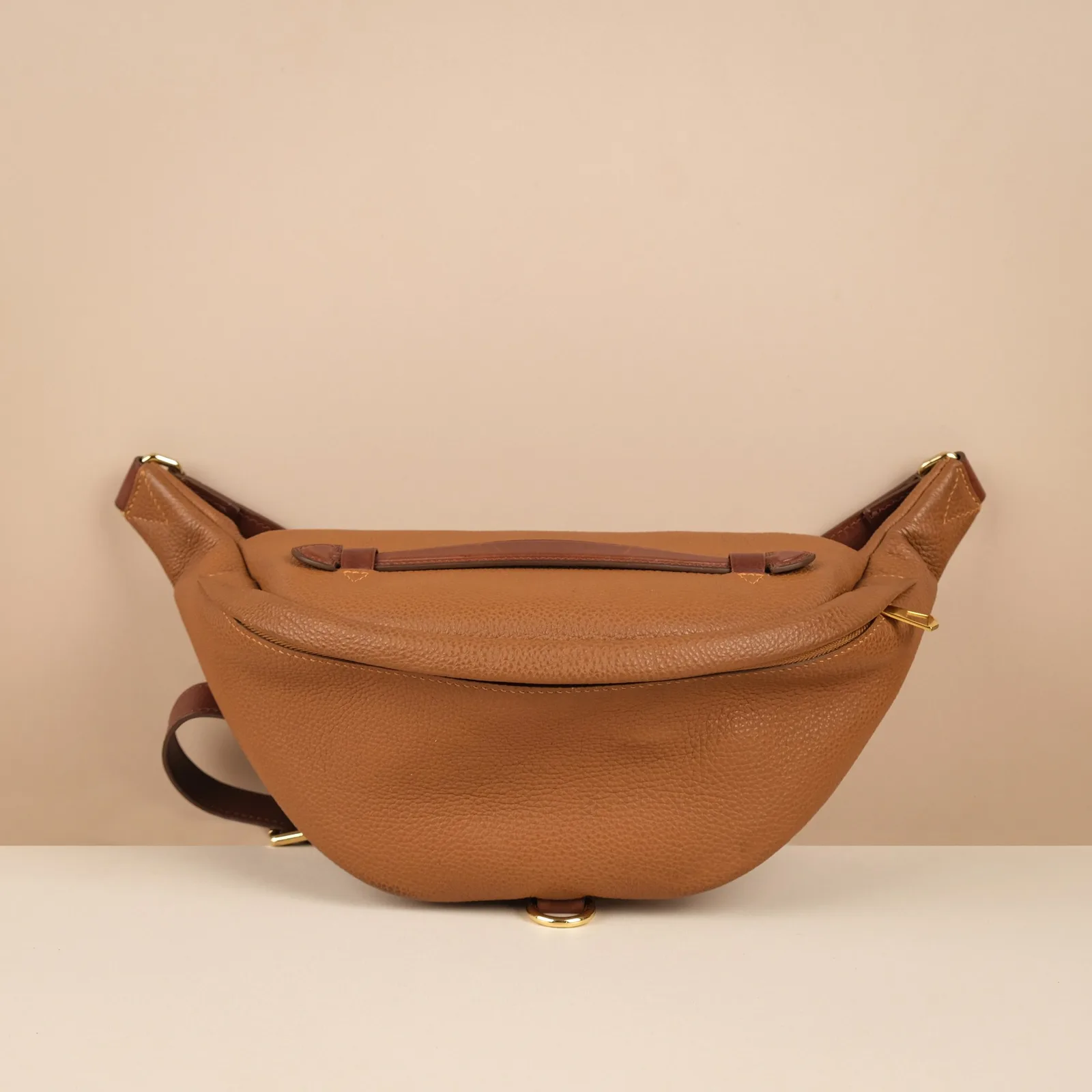 Ảnh Studio Túi bao tử da bò vân hạt phối quai cầm tay - Koi Leather