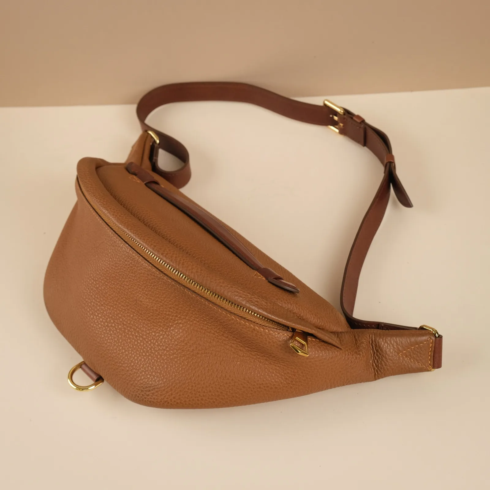 Ảnh Studio Túi bao tử da bò vân hạt phối quai cầm tay - Koi Leather