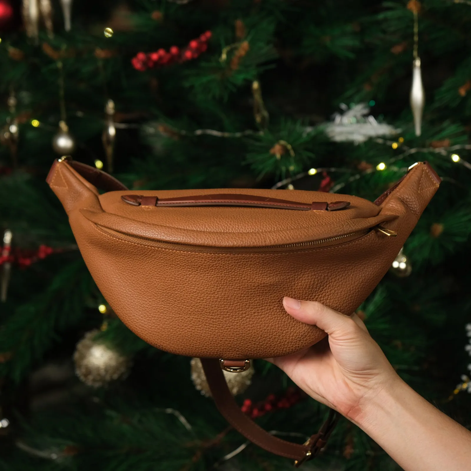 Ảnh Lifestyle Túi bao tử da bò vân hạt phối quai cầm tay - Koi Leather