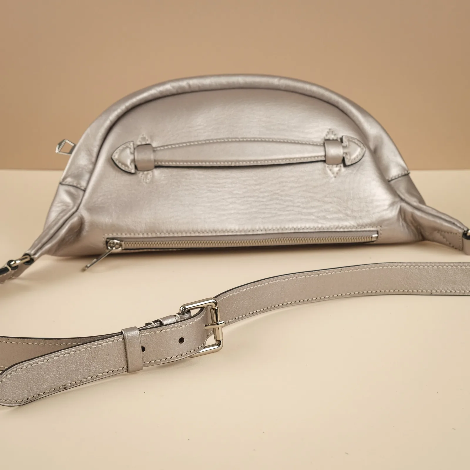 Ảnh Studio Túi bao tử da bò vân hạt phối quai cầm tay - Koi Leather