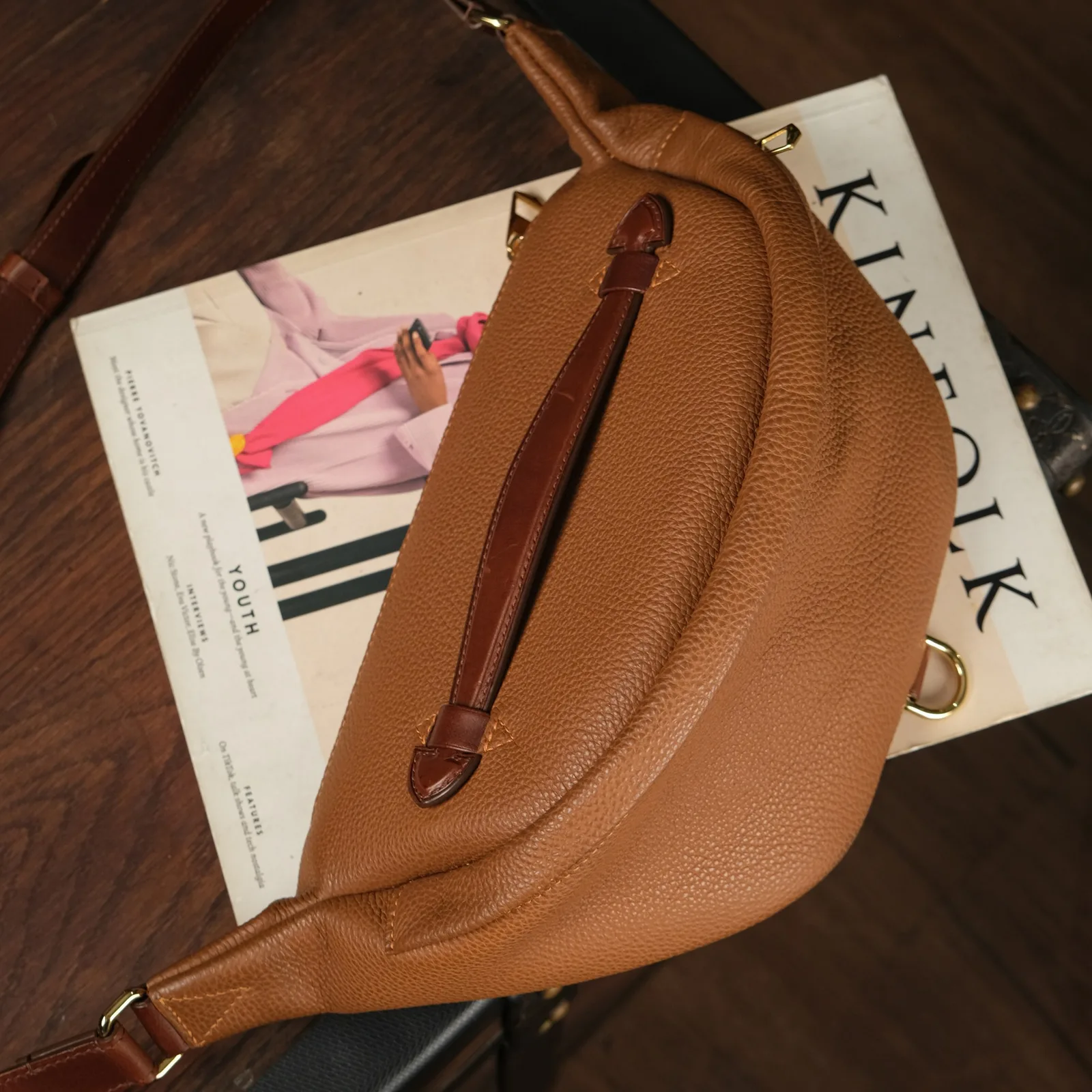 Ảnh Lifestyle Túi bao tử da bò vân hạt phối quai cầm tay - Koi Leather