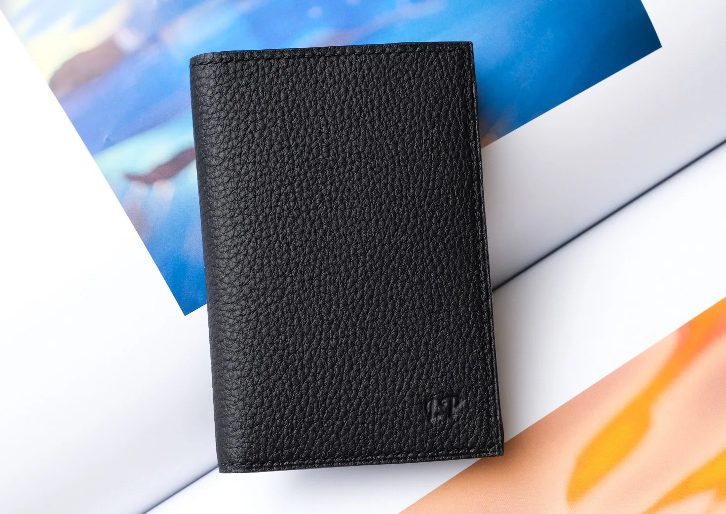 Ảnh Studio Ví đựng thẻ gập đôi da Togo đen phối sống nâu đỏ - Koi Leather