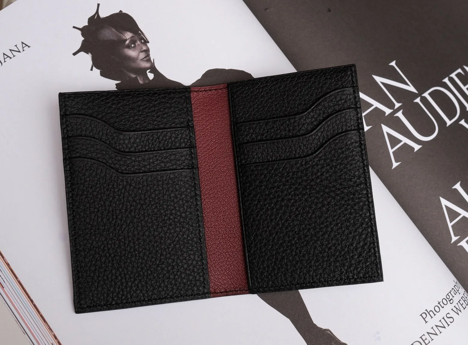 Ảnh Studio Ví đựng thẻ gập đôi da Togo đen phối sống nâu đỏ - Koi Leather
