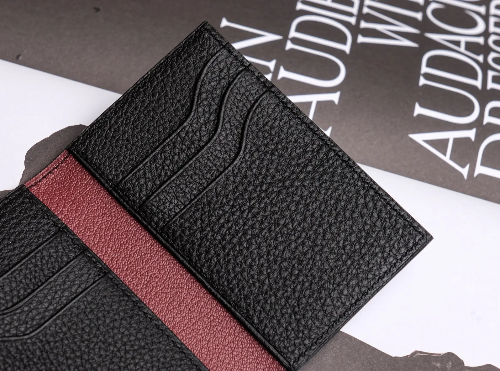 Ảnh Studio Ví đựng thẻ gập đôi da Togo đen phối sống nâu đỏ - Koi Leather