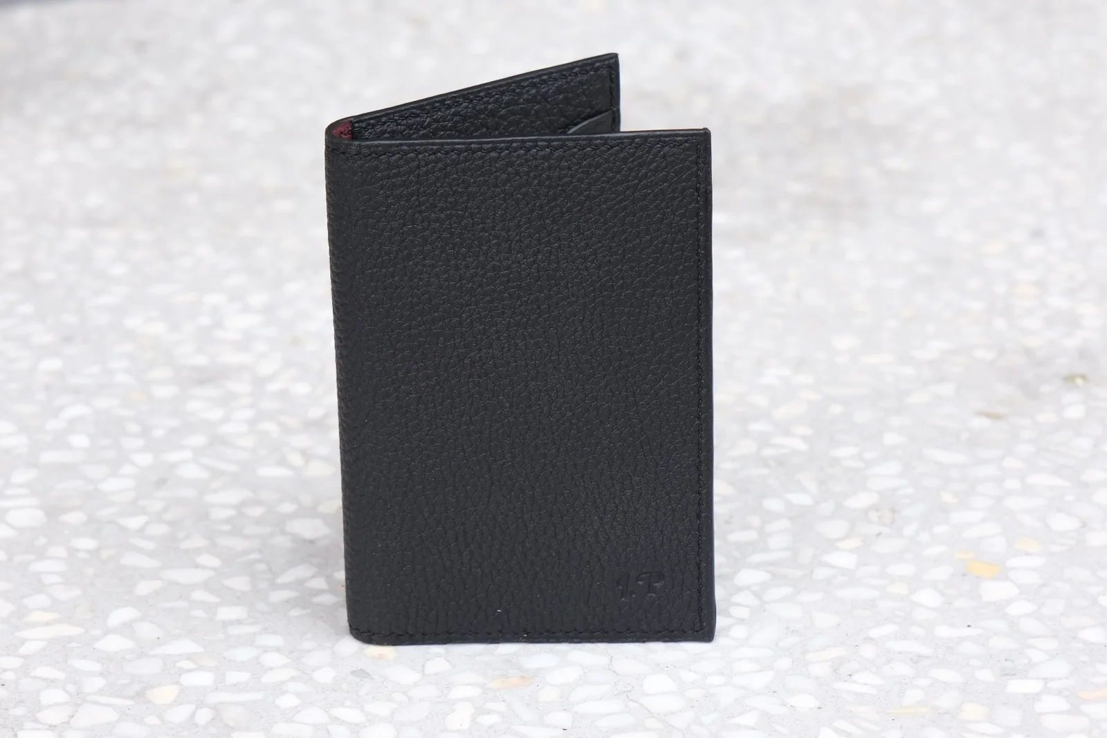 Ảnh Studio Ví đựng thẻ gập đôi da Togo đen phối sống nâu đỏ - Koi Leather