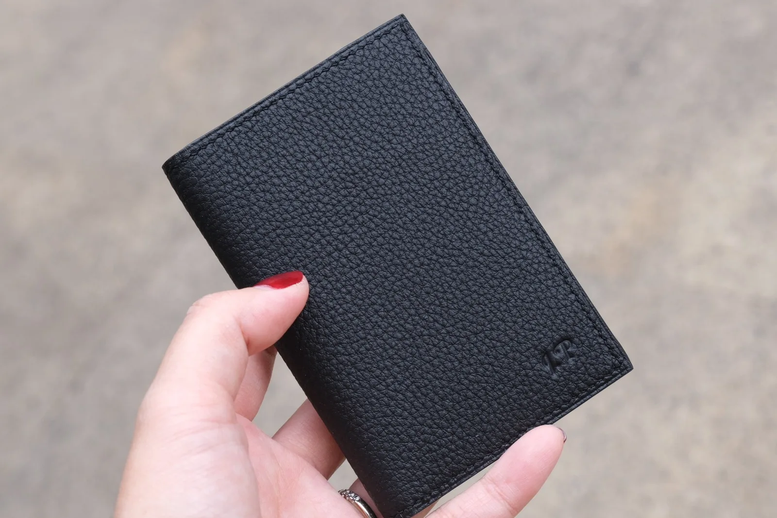 Ảnh Lifestyle Ví đựng thẻ gập đôi da Togo đen phối sống nâu đỏ - Koi Leather