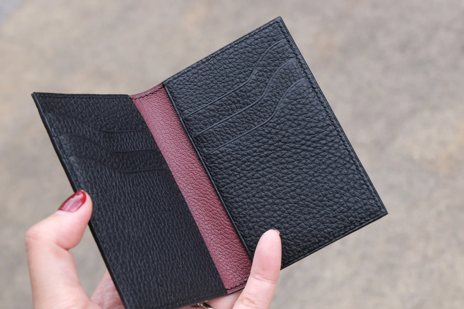 Ảnh Lifestyle Ví đựng thẻ gập đôi da Togo đen phối sống nâu đỏ - Koi Leather