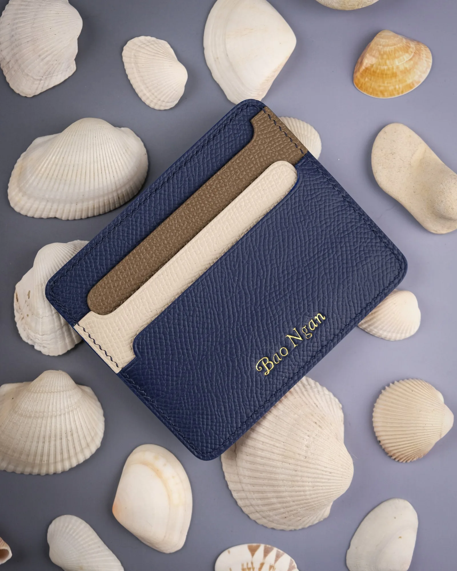 Ảnh Studio Ví đựng thẻ da Epsom phối màu xanh navy - Koi Leather