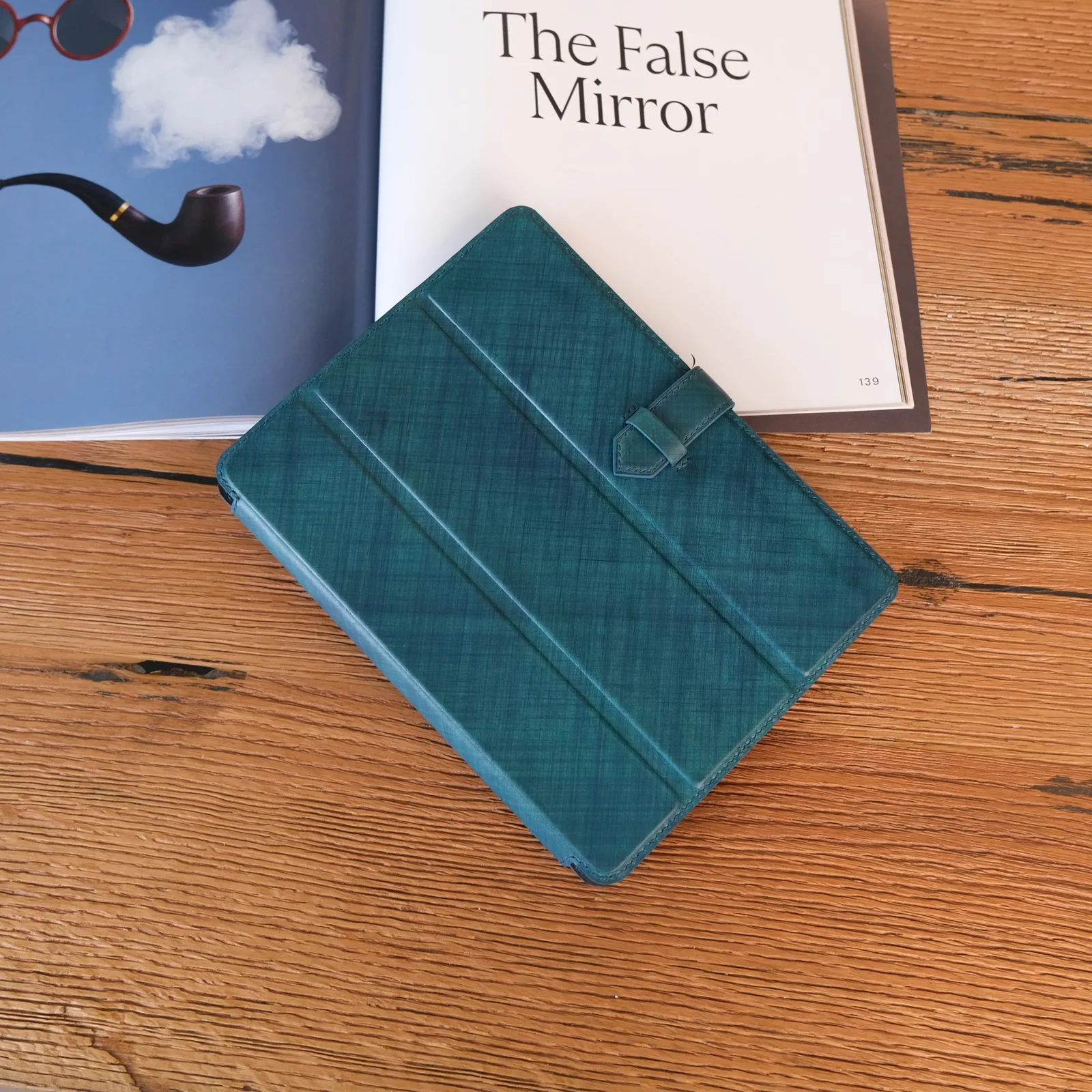 Ảnh Lifestyle Bao da iPad gập ba da Pueblo màu xanh teal - Koi Leather