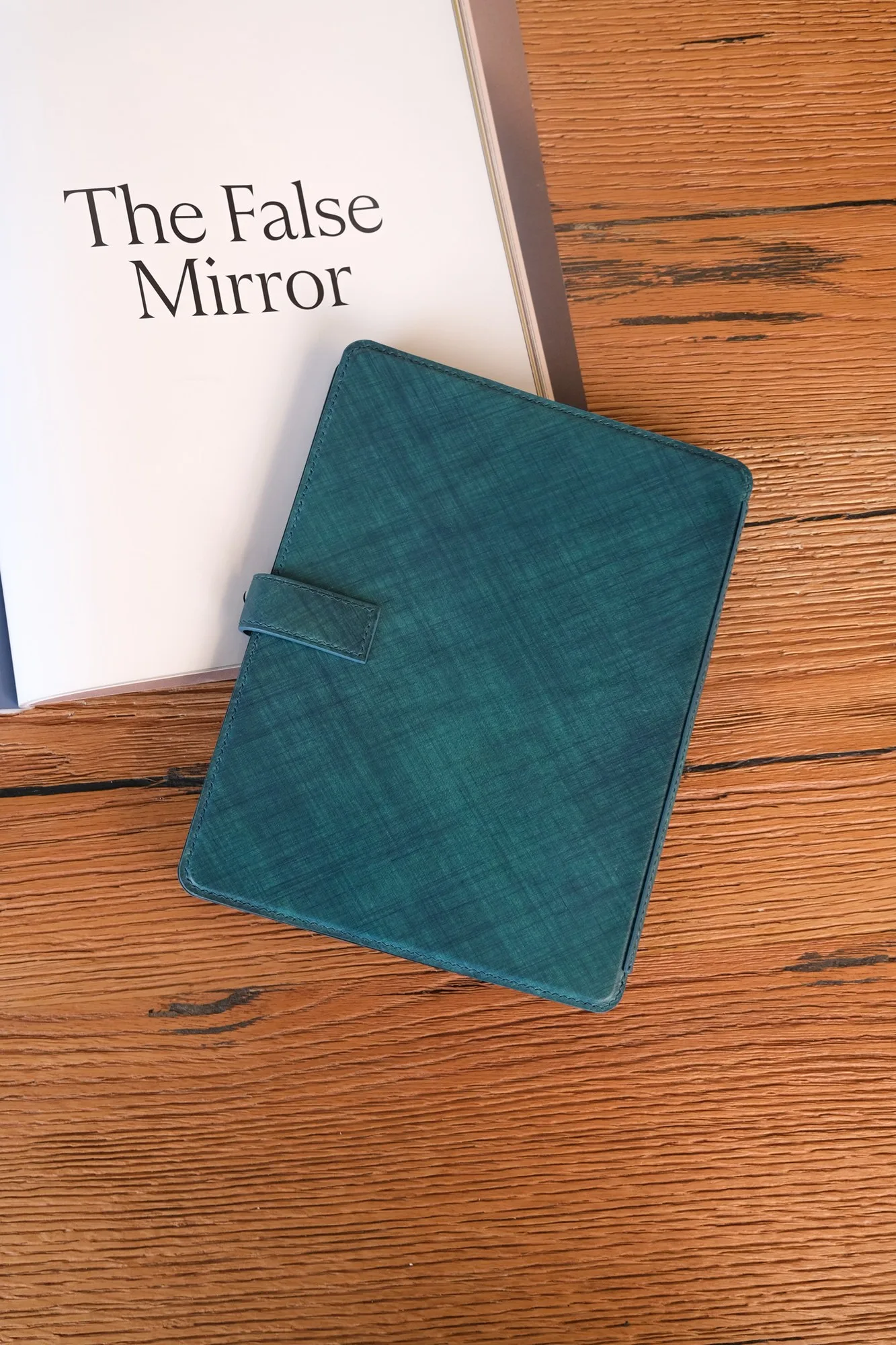 Ảnh Lifestyle Bao da iPad gập ba da Pueblo màu xanh teal - Koi Leather