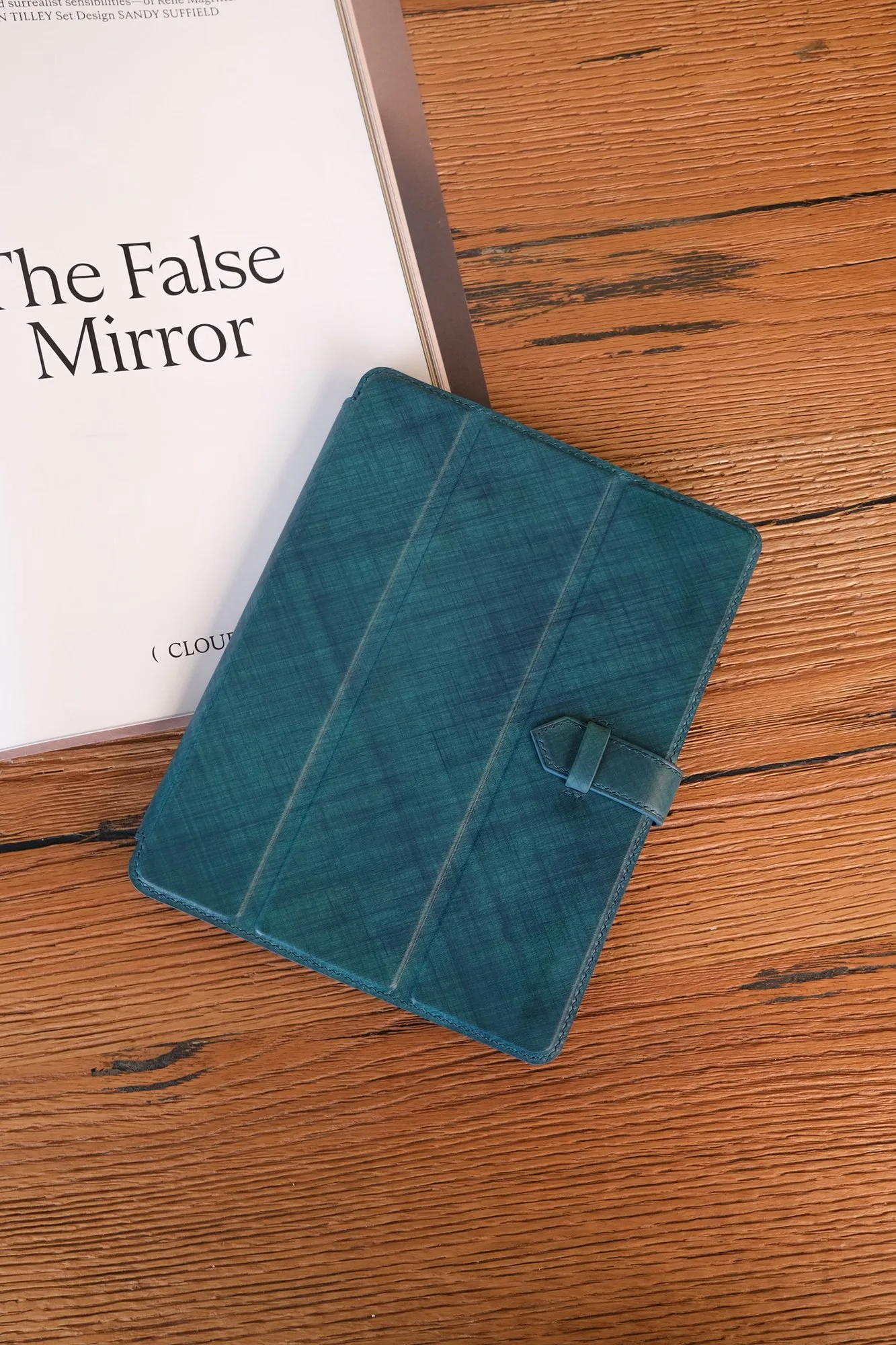 Ảnh Lifestyle Bao da iPad gập ba da Pueblo màu xanh teal - Koi Leather