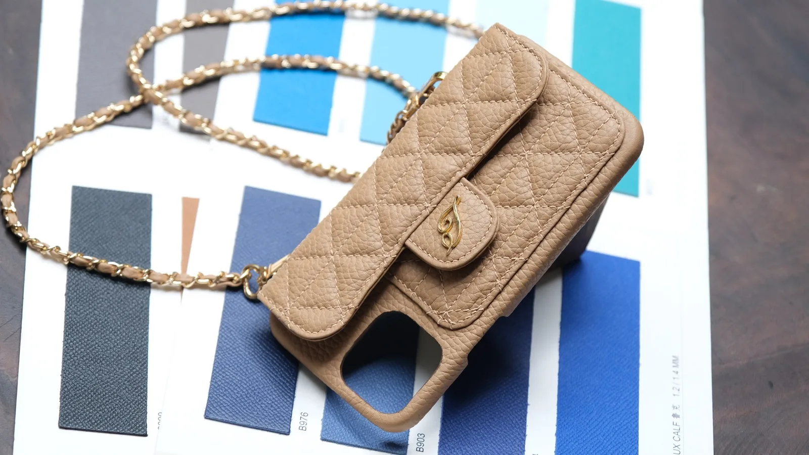 Ảnh Studio Ốp điện thoại da Caviar màu be chần trám kèm dây xích - Koi Leather