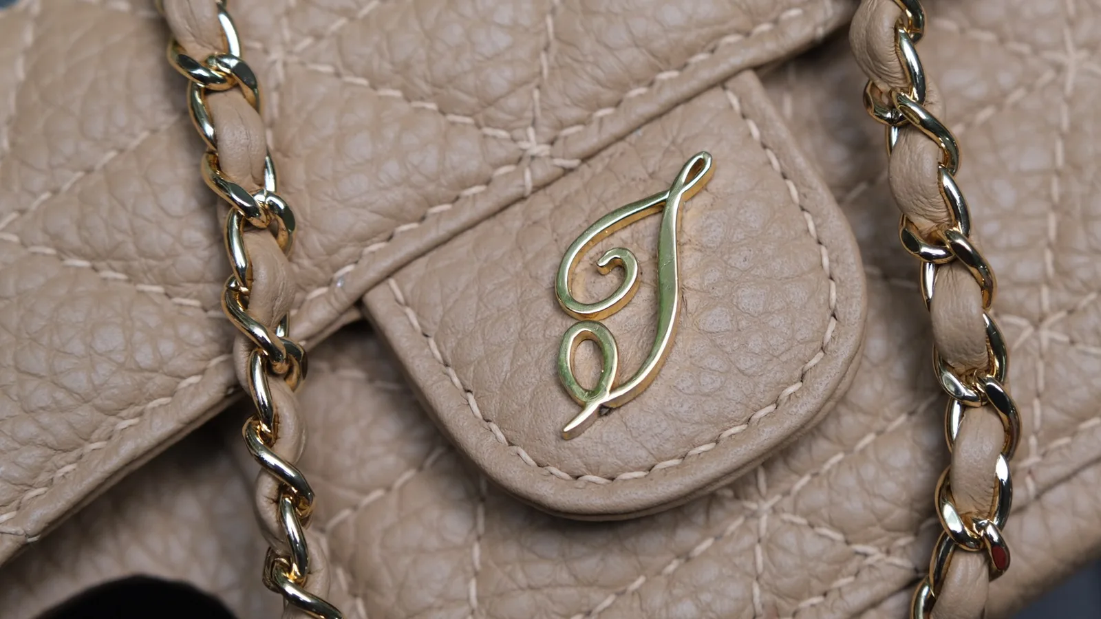 Ảnh Studio Ốp điện thoại da Caviar màu be chần trám kèm dây xích - Koi Leather