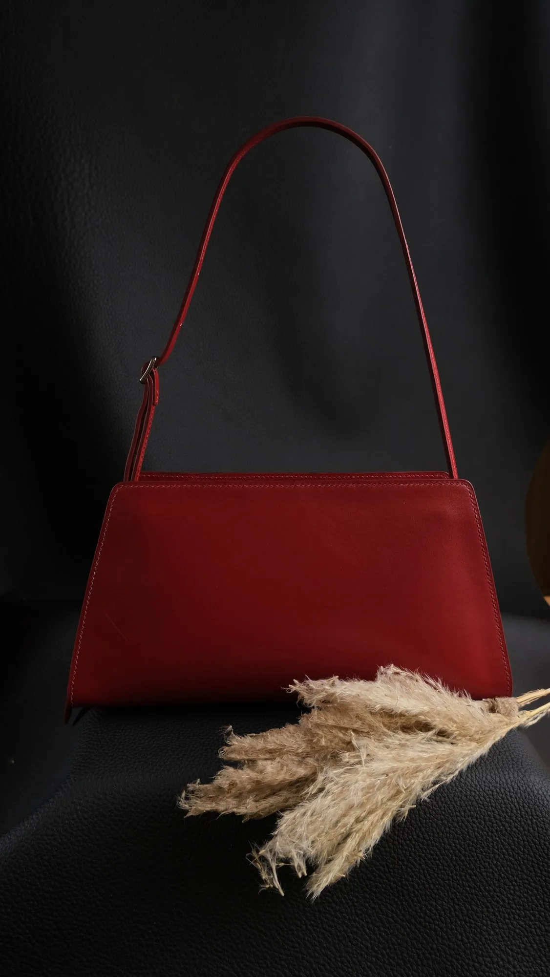 Ảnh Studio Túi Lolita Bag da bò dáng kẹp nách đeo vai - Koi Leather