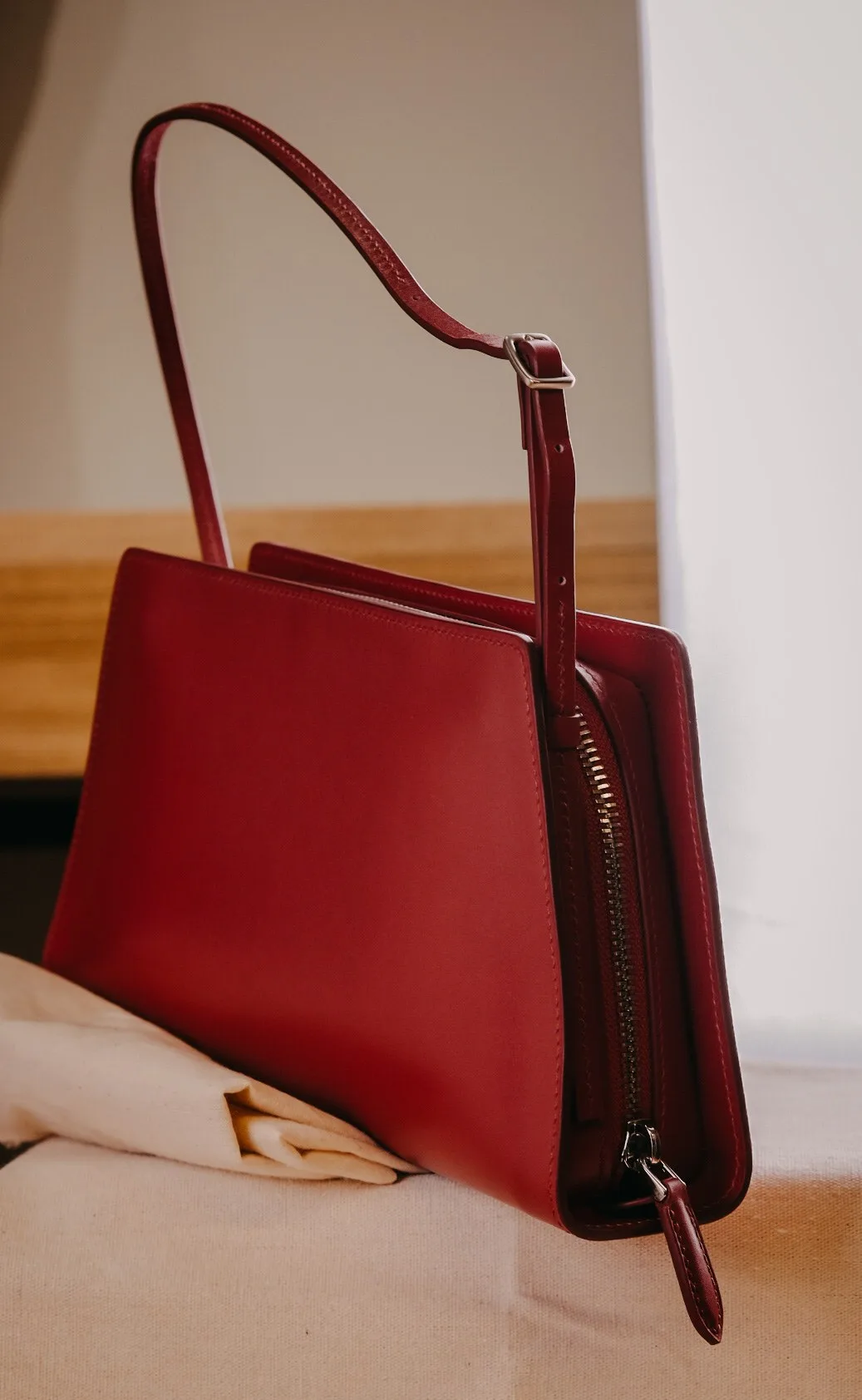 Ảnh Studio Túi Lolita Bag da bò dáng kẹp nách đeo vai - Koi Leather