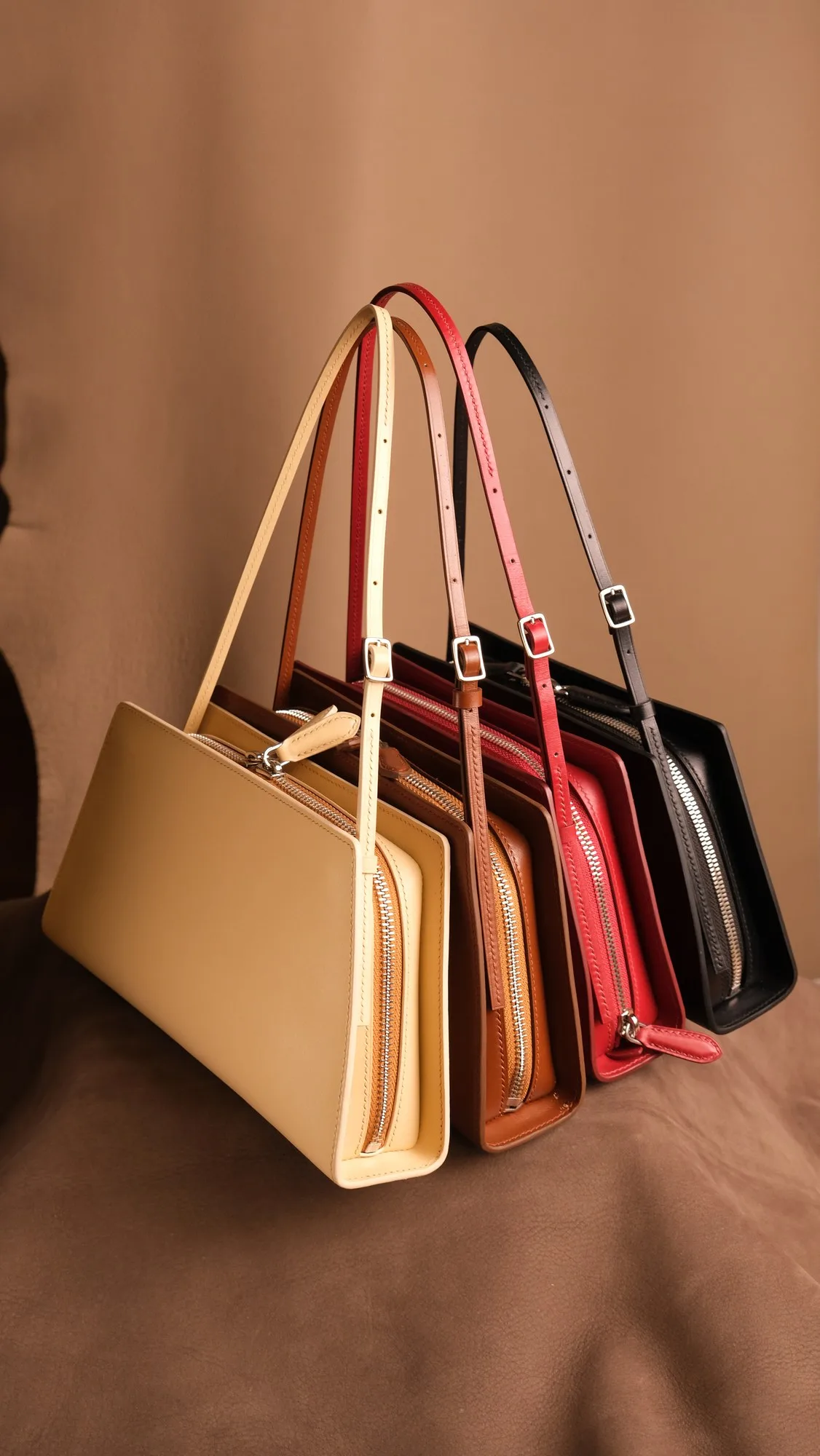 Ảnh Studio Túi Lolita Bag da bò dáng kẹp nách đeo vai - Koi Leather