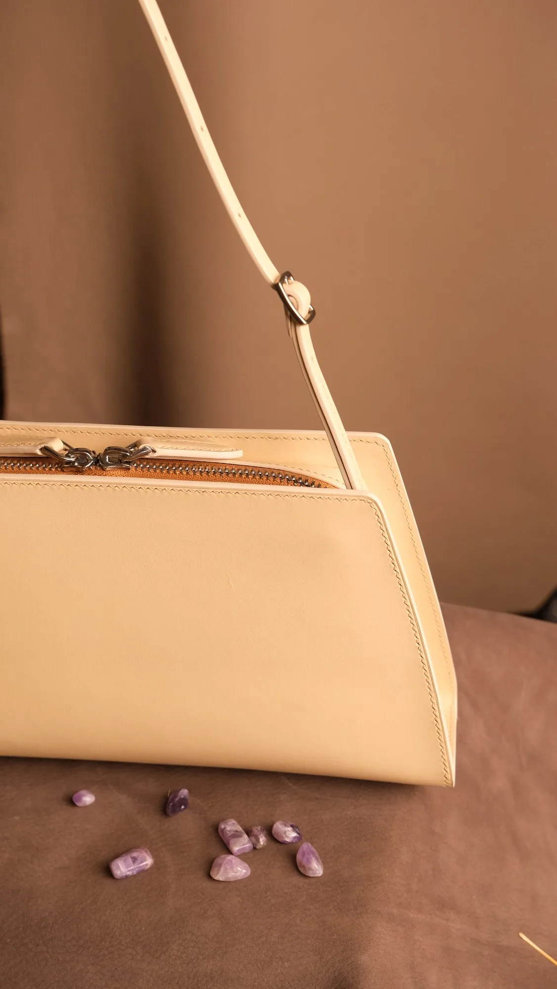 Ảnh Studio Túi Lolita Bag da bò dáng kẹp nách đeo vai - Koi Leather