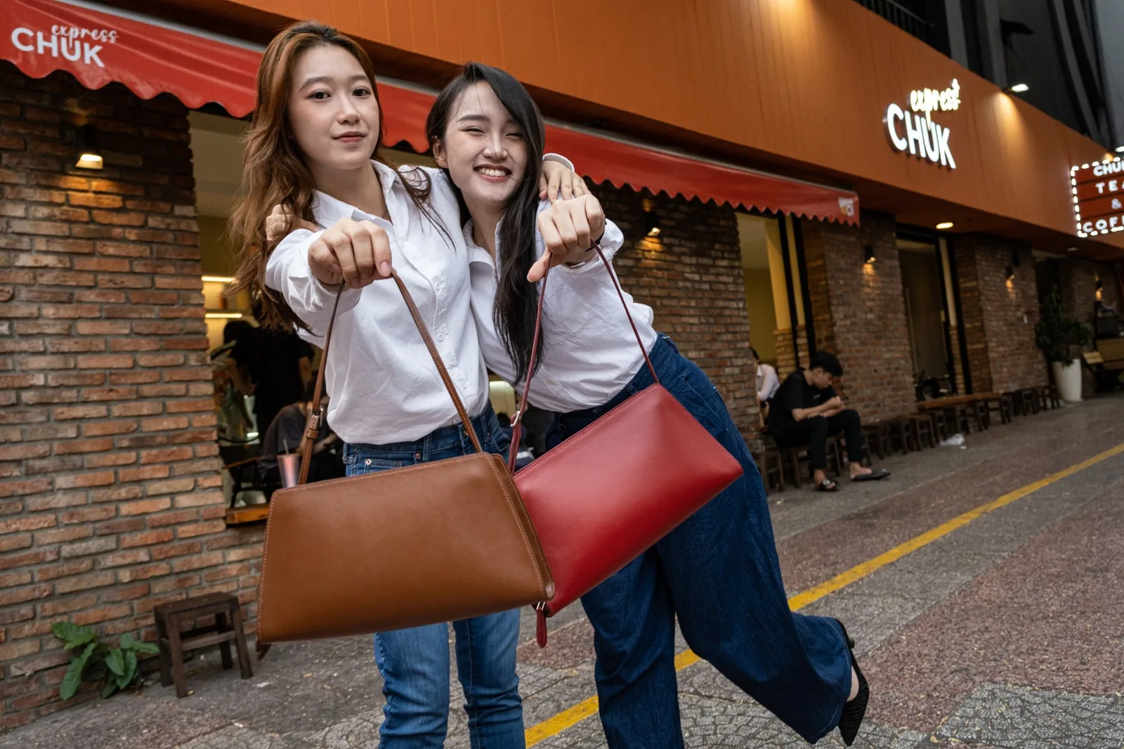Ảnh Lifestyle Túi Lolita Bag da bò dáng kẹp nách đeo vai - Koi Leather