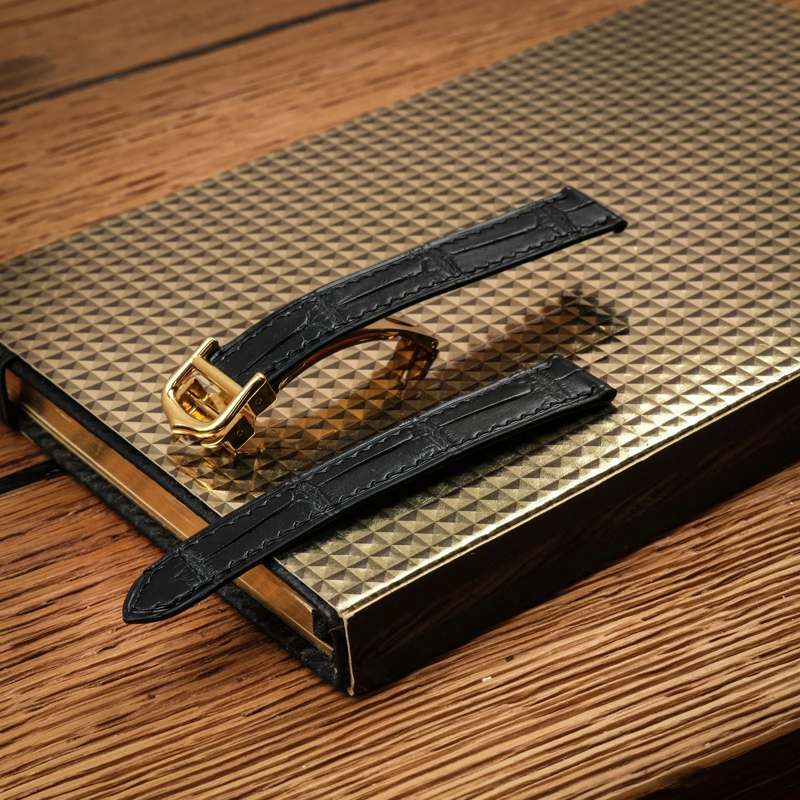 Ảnh Studio Dây đồng hồ da cá sấu đen dáng mỏng cho Cartier - Koi Leather