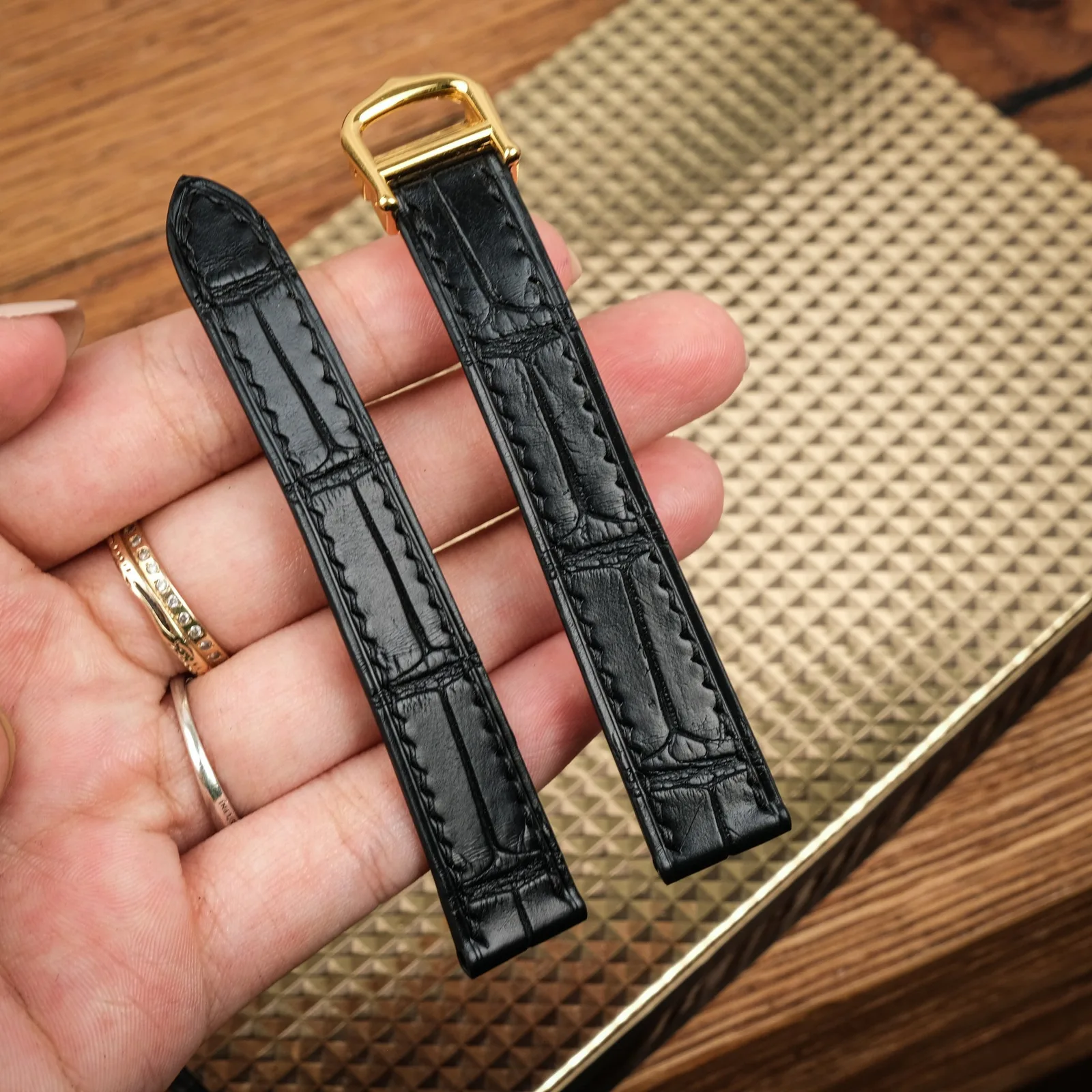Ảnh Lifestyle Dây đồng hồ da cá sấu đen dáng mỏng cho Cartier - Koi Leather