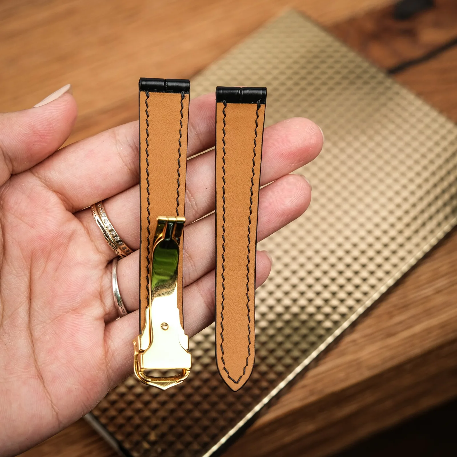Ảnh Lifestyle Dây đồng hồ da cá sấu đen dáng mỏng cho Cartier - Koi Leather
