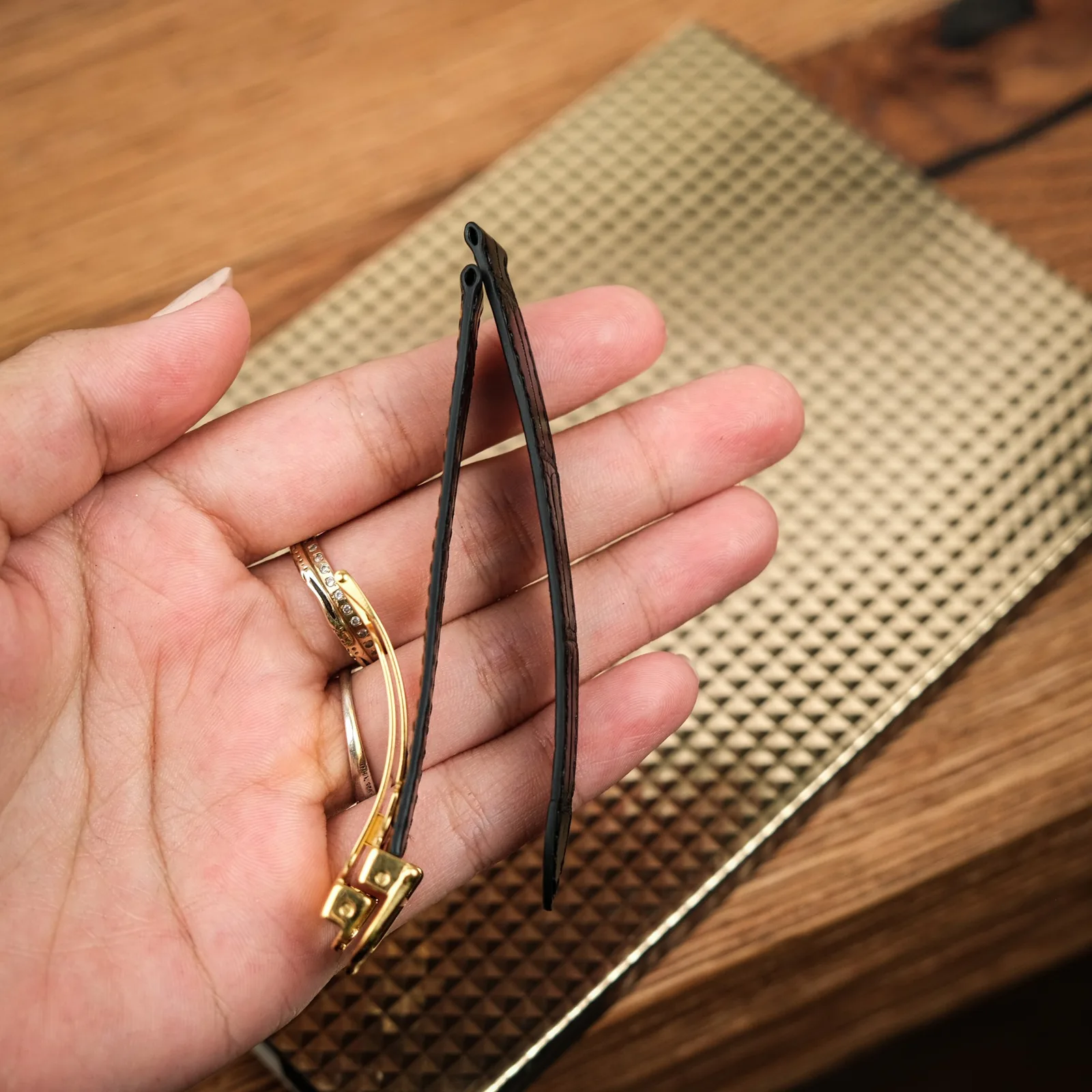 Ảnh Lifestyle Dây đồng hồ da cá sấu đen dáng mỏng cho Cartier - Koi Leather