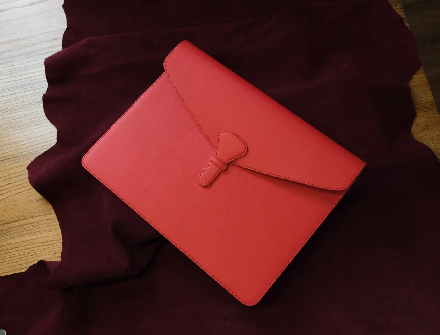 Ảnh Studio Bao da laptop Nappa màu đỏ nắp gài - Koi Leather