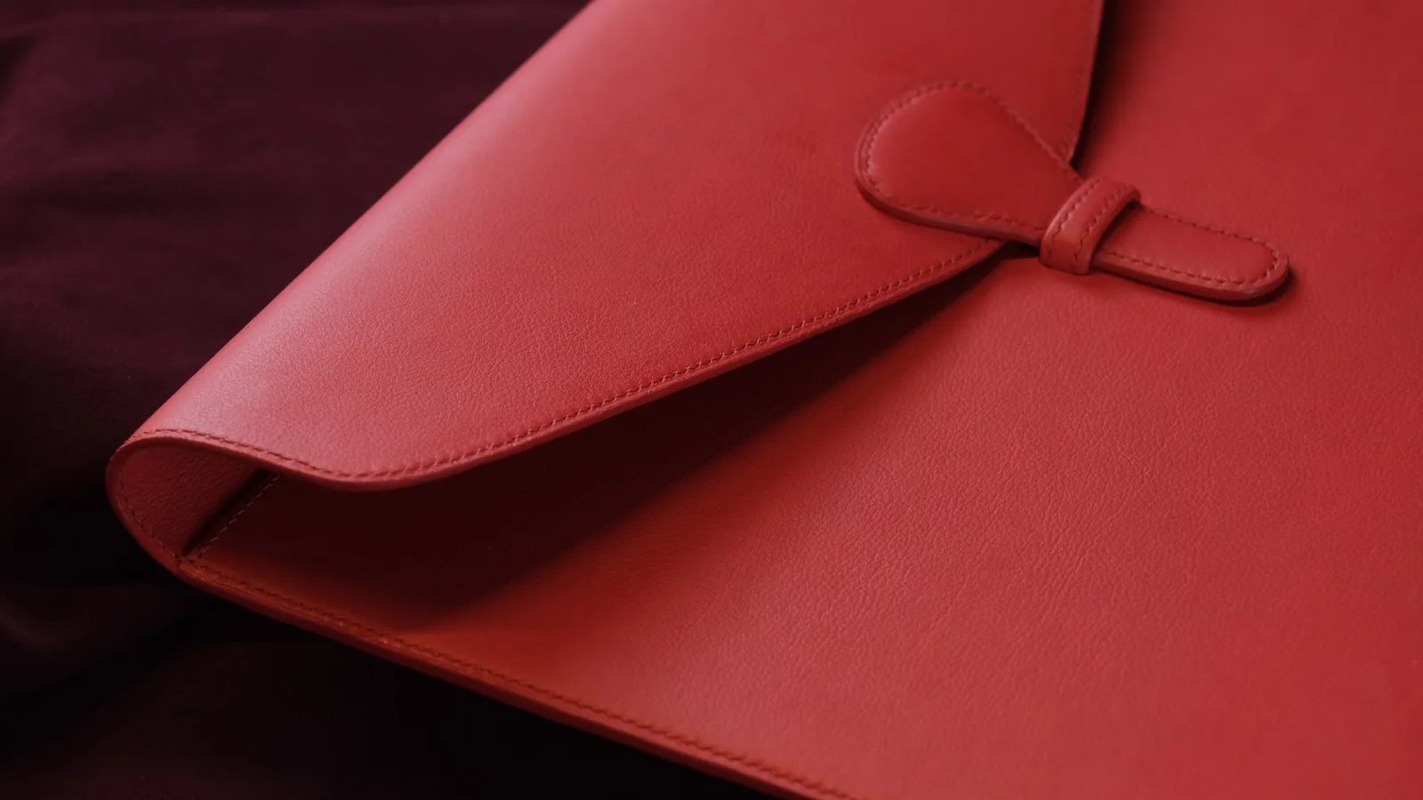 Ảnh Studio Bao da laptop Nappa màu đỏ nắp gài - Koi Leather