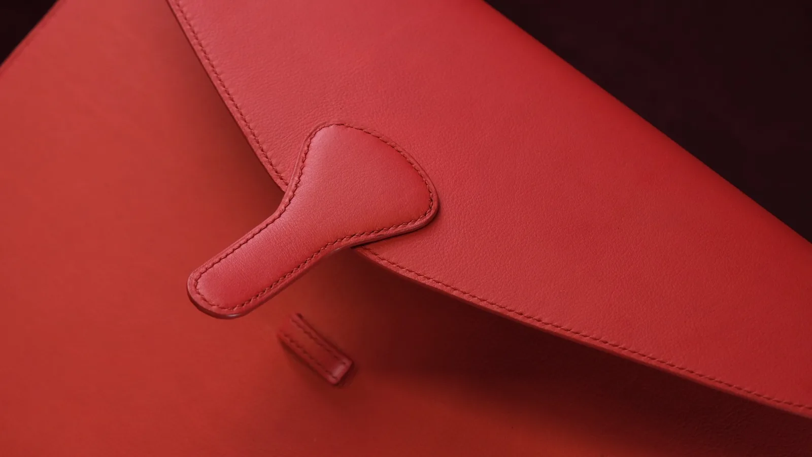 Ảnh Studio Bao da laptop Nappa màu đỏ nắp gài - Koi Leather