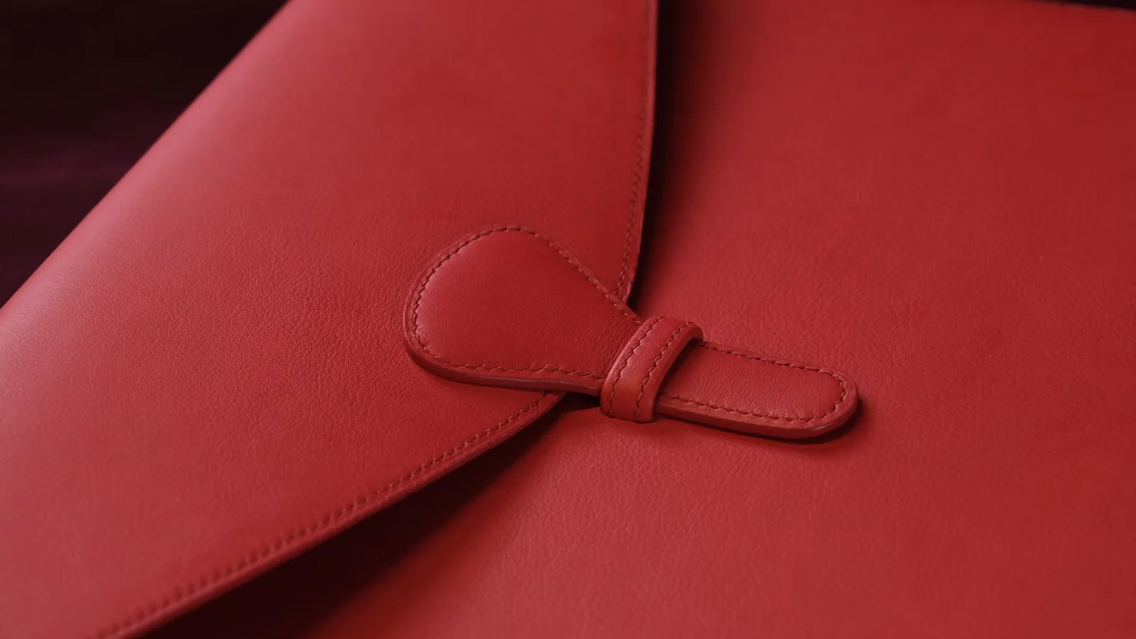 Ảnh Studio Bao da laptop Nappa màu đỏ nắp gài - Koi Leather
