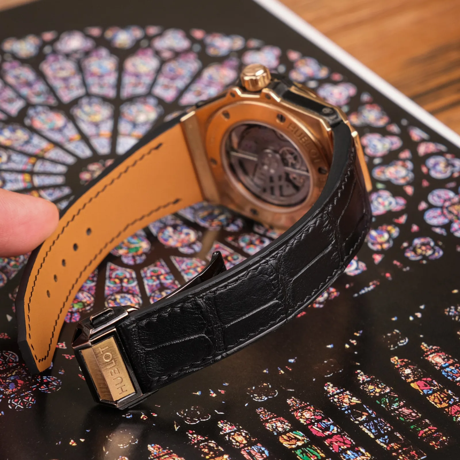 Ảnh Studio Dây đồng hồ da cá sấu cho Hublot màu đen - Koi Leather
