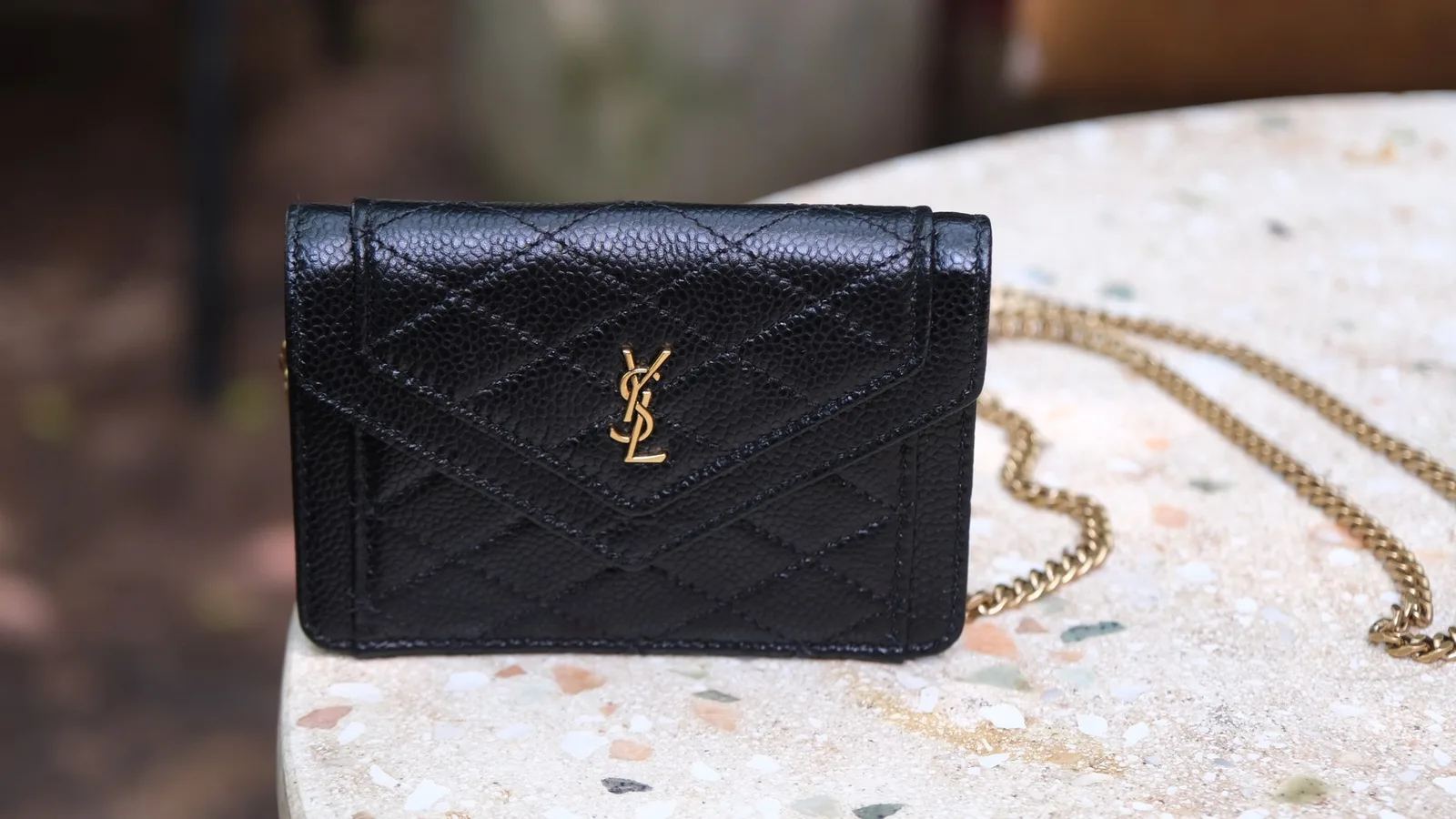 Ảnh Studio Ví da Caviar đen nắp phong bì chần trám kèm dây xích - Koi Leather