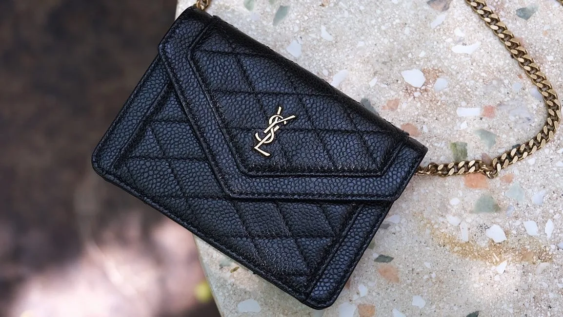 Ảnh Studio Ví da Caviar đen nắp phong bì chần trám kèm dây xích - Koi Leather