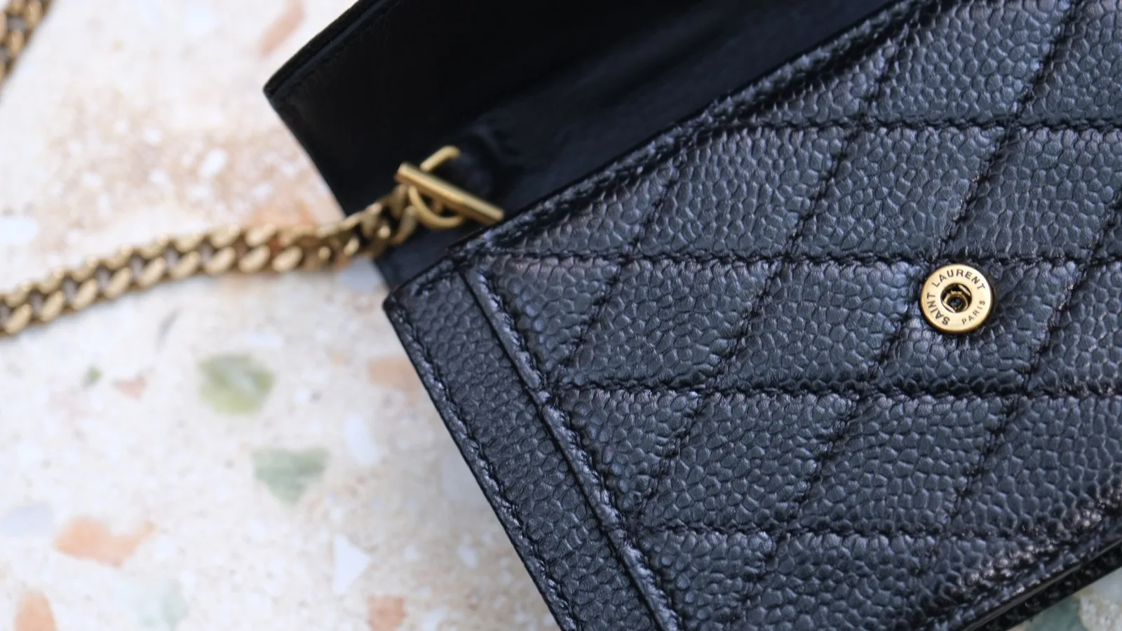Ảnh Studio Ví da Caviar đen nắp phong bì chần trám kèm dây xích - Koi Leather