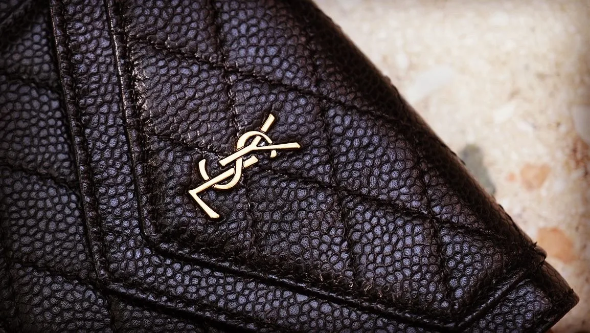 Ảnh Studio Ví da Caviar đen nắp phong bì chần trám kèm dây xích - Koi Leather