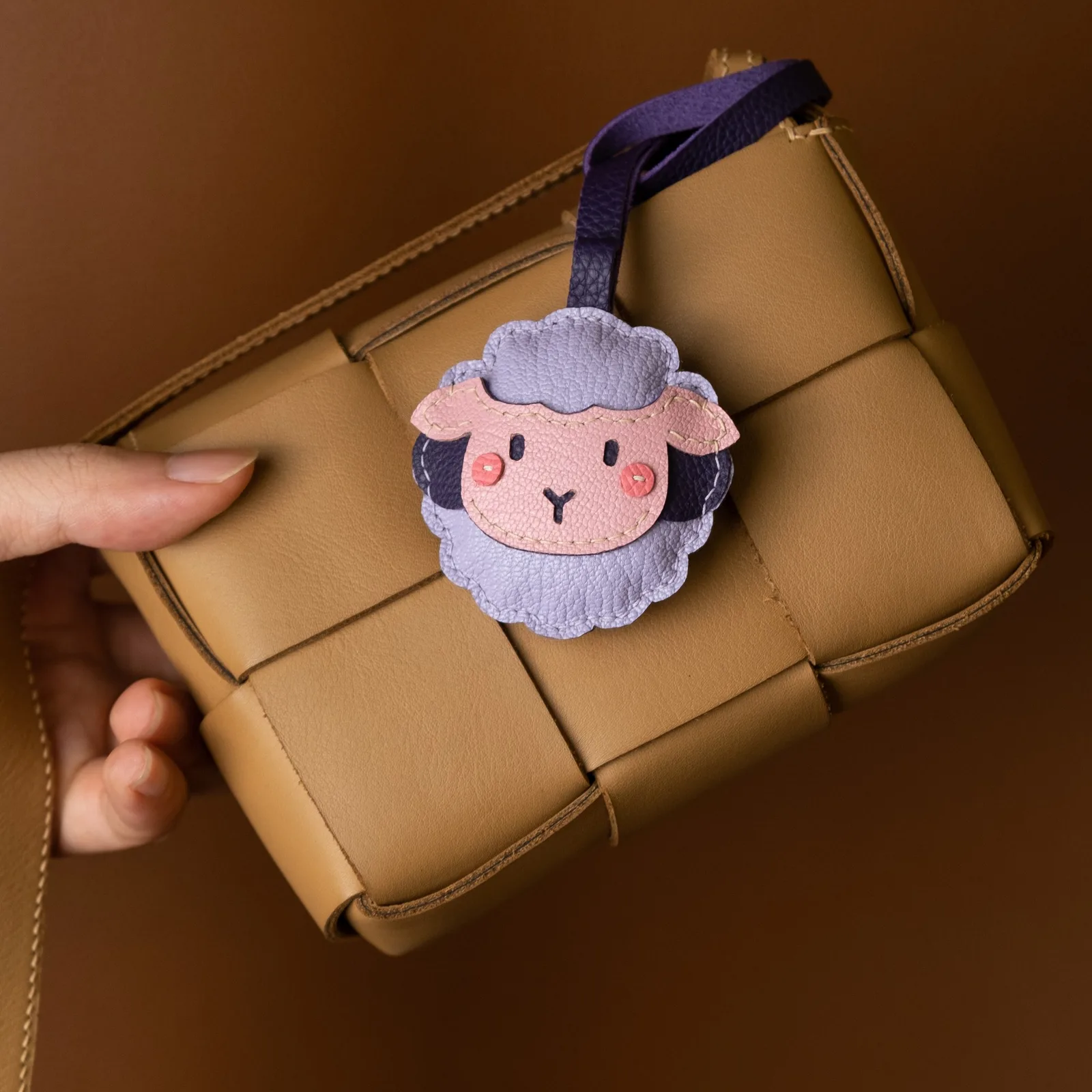 Ảnh Lifestyle Charm đeo túi da hình chú cừu phối nhiều màu - Koi Leather