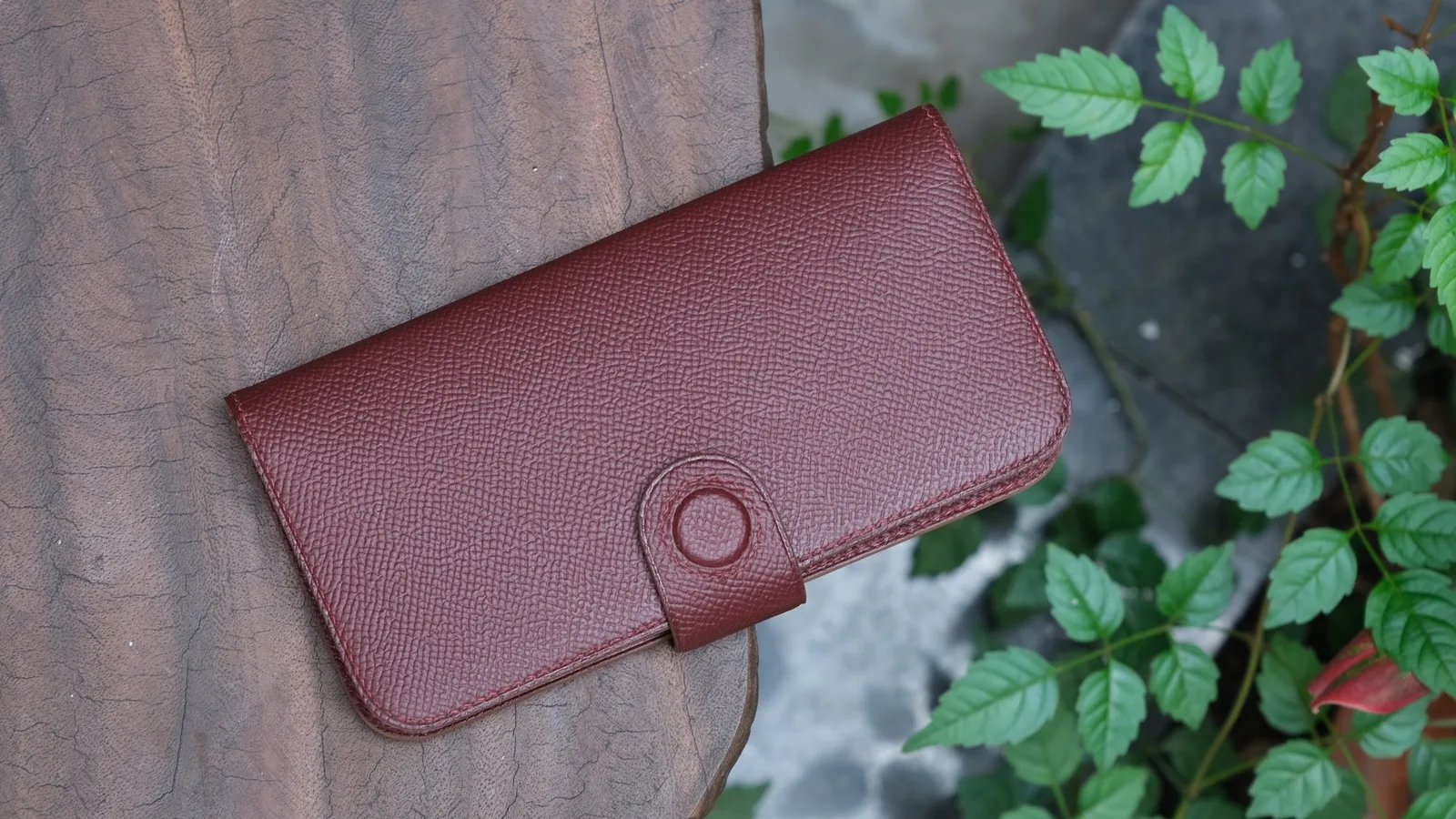 Ảnh Lifestyle Bao da điện thoại gập da Epsom màu bordeaux tích hợp ví - Koi Leather