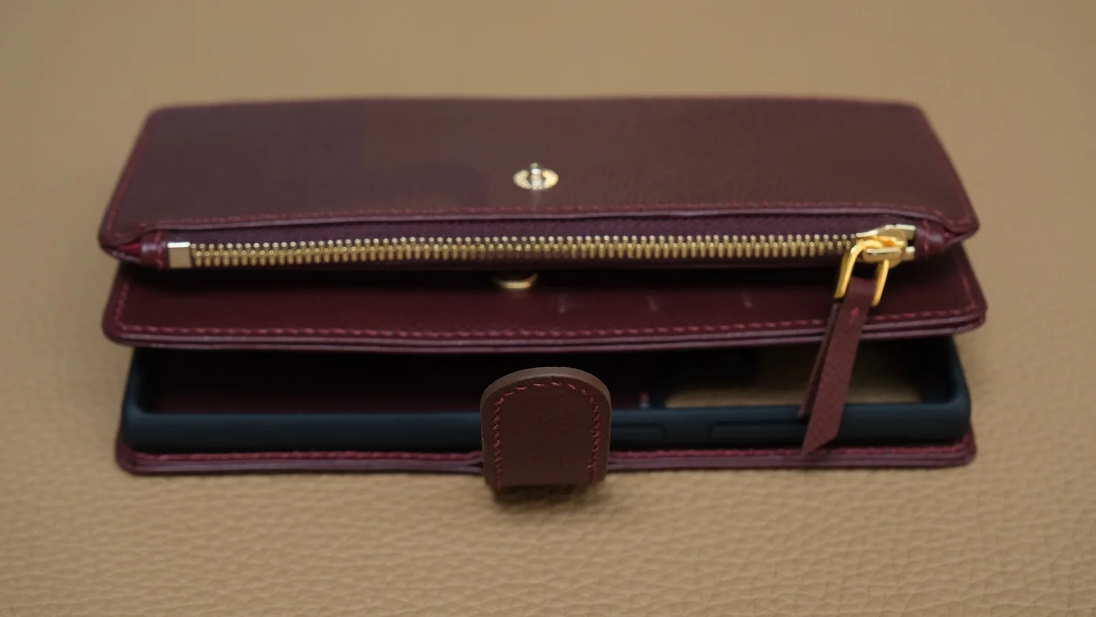 Ảnh Studio Bao da điện thoại gập da Epsom màu bordeaux tích hợp ví - Koi Leather